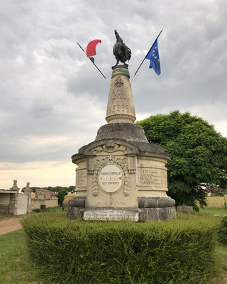 Monument aux morts français surmonté par une sculpture d'un coq