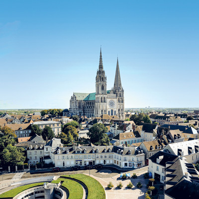 Vue aérienne sur la cathédrale de Chartres depuis la place Châtelet