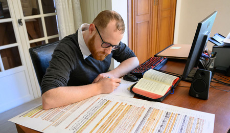 Matthias Bry en train d'étudier une partition