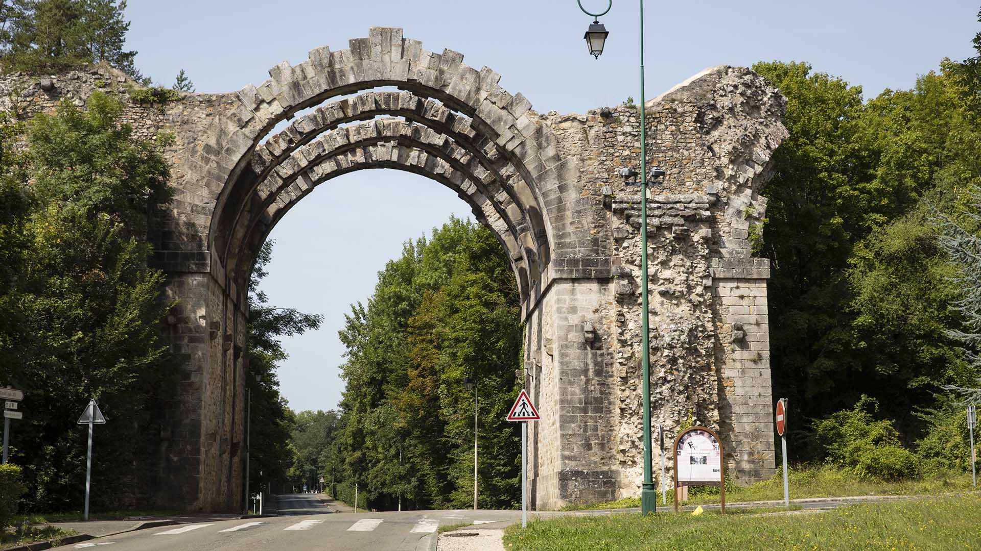 Les ruines d'un bâtiment historique de la commune de Maintenon
