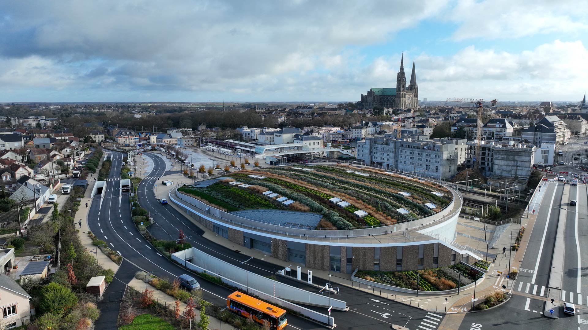 Le Colisée vu du ciel, avec en arrière plan la cathédrale, visible également depuis son toit panoramique