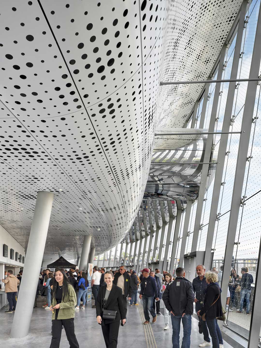Le lumineux et spacieux hall d'accueil du Colisée. Crédit photo : Groupe-6 architectes
