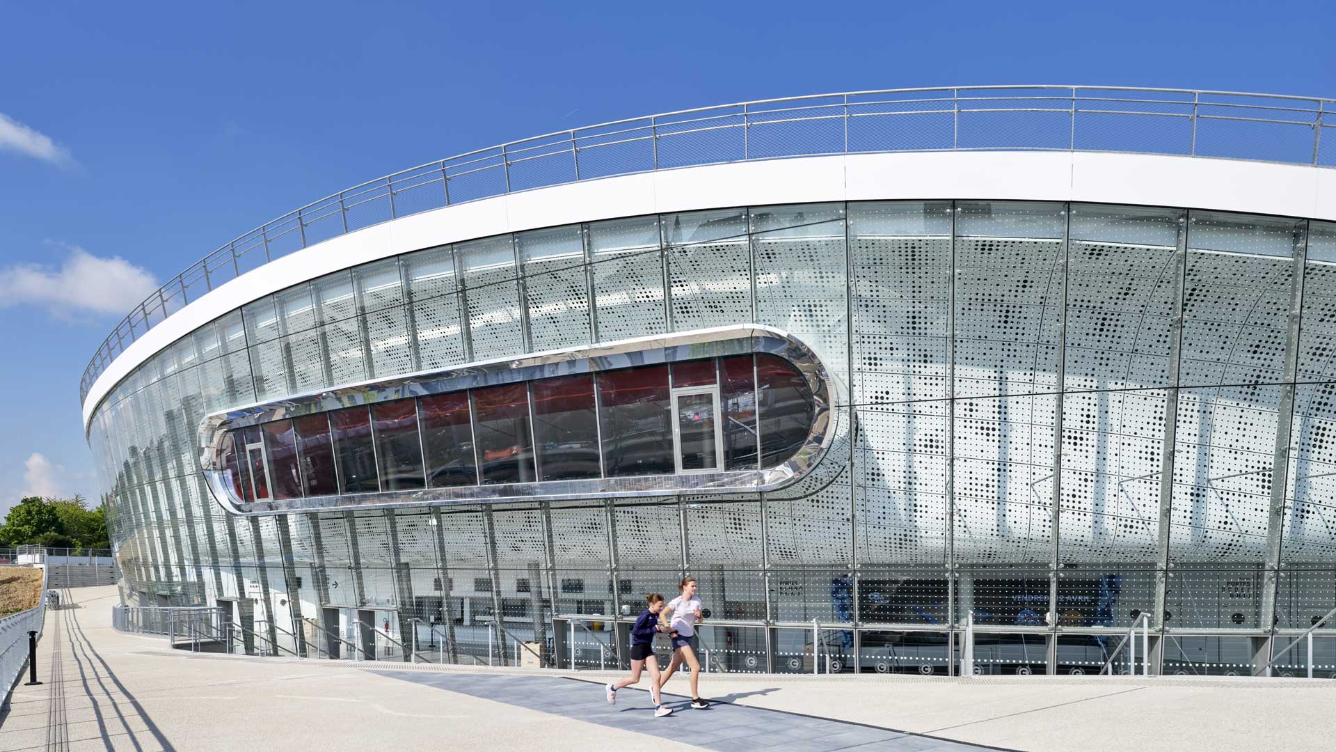 L'entrée principale du Colisée de jour. Crédit photo : Michel Denancé