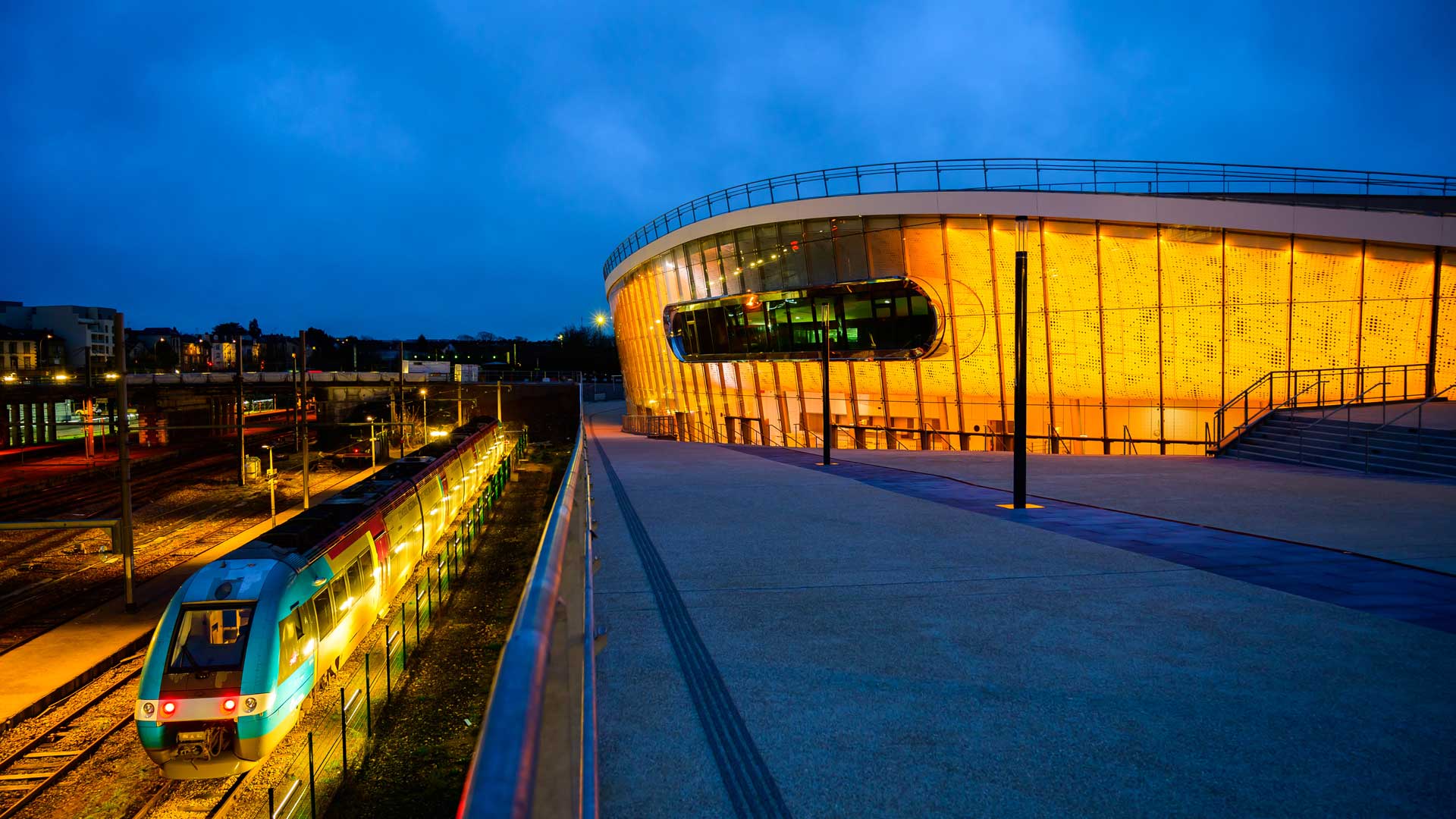 La façade du Colisée s'illumine la nuit, et peut revêtir les couleurs d'un événement