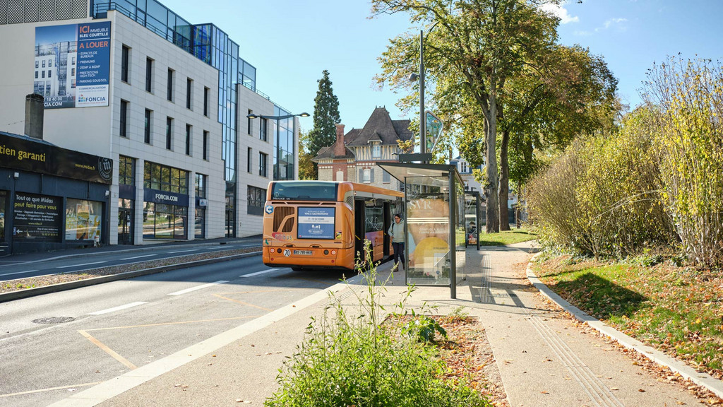 Arrêt de bus réaménagé du boulevard de la Courtille