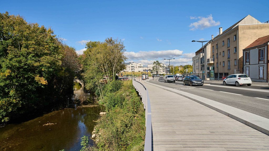 La nouvelle passerelle Guy-Nicot le long du boulevard de la Courtille