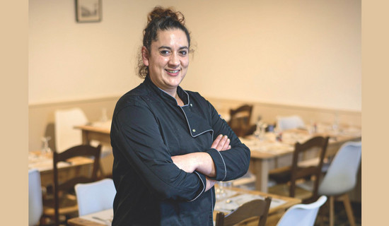 Angélique Rahali, nouvelle gérante du café de la gare à Theuville dans la salle du restaurant
