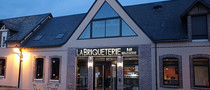 Façade d'une brasserie moderne appelée La Briqueterie