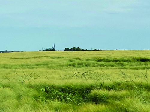 Photo représentant une vue lointaine de la cathédrale depuis Poisvilliers.