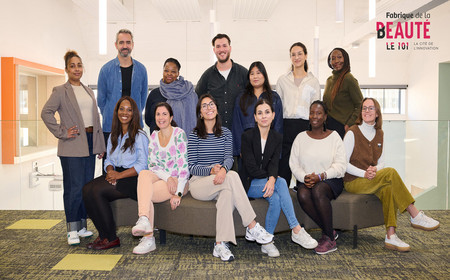 Photo de groupe des représentants des 11 nouvelles start-up sélectionnées pour intégrer la Fabrique de la Beauté