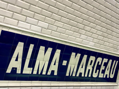 Vue de la faïence du métro parisien faite avec de l'argile provenant de Poisvilliers.