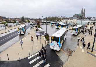 Pôle d'échange avec des bus et des passagers
