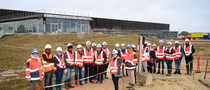 Participants à la visite pour découvrir les métiers du BTP devant le chantier du parc des expositions de Chartres métropole
