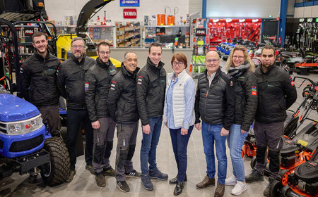 Photo de l'équipe des professionnels de l'espace vert de l'entreprise Chartres Motoculture dans leurs nouveaux locaux.