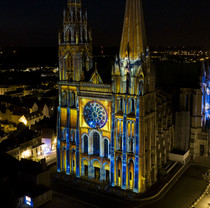 Chartres en lumières 2023 - Vue drone du portail royal de la cathédrale Notre-Dame