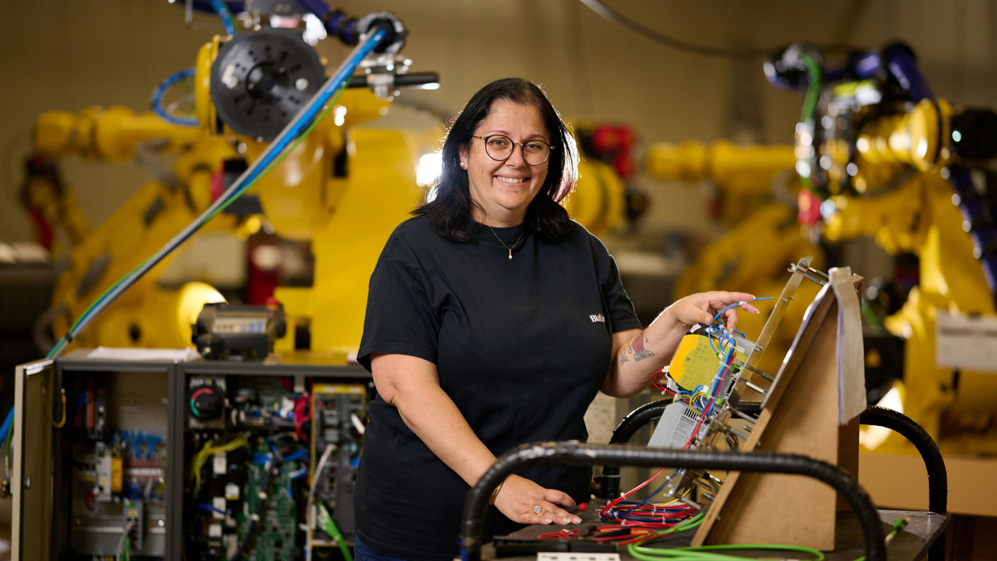 Stéphanie, monteuse-câbleuse de robots chez Bizlink