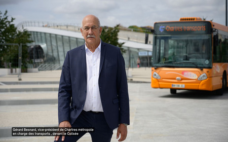 Gérard Besnard, vice-président de Chartres métropole en charge des transports , devant le Colisée
