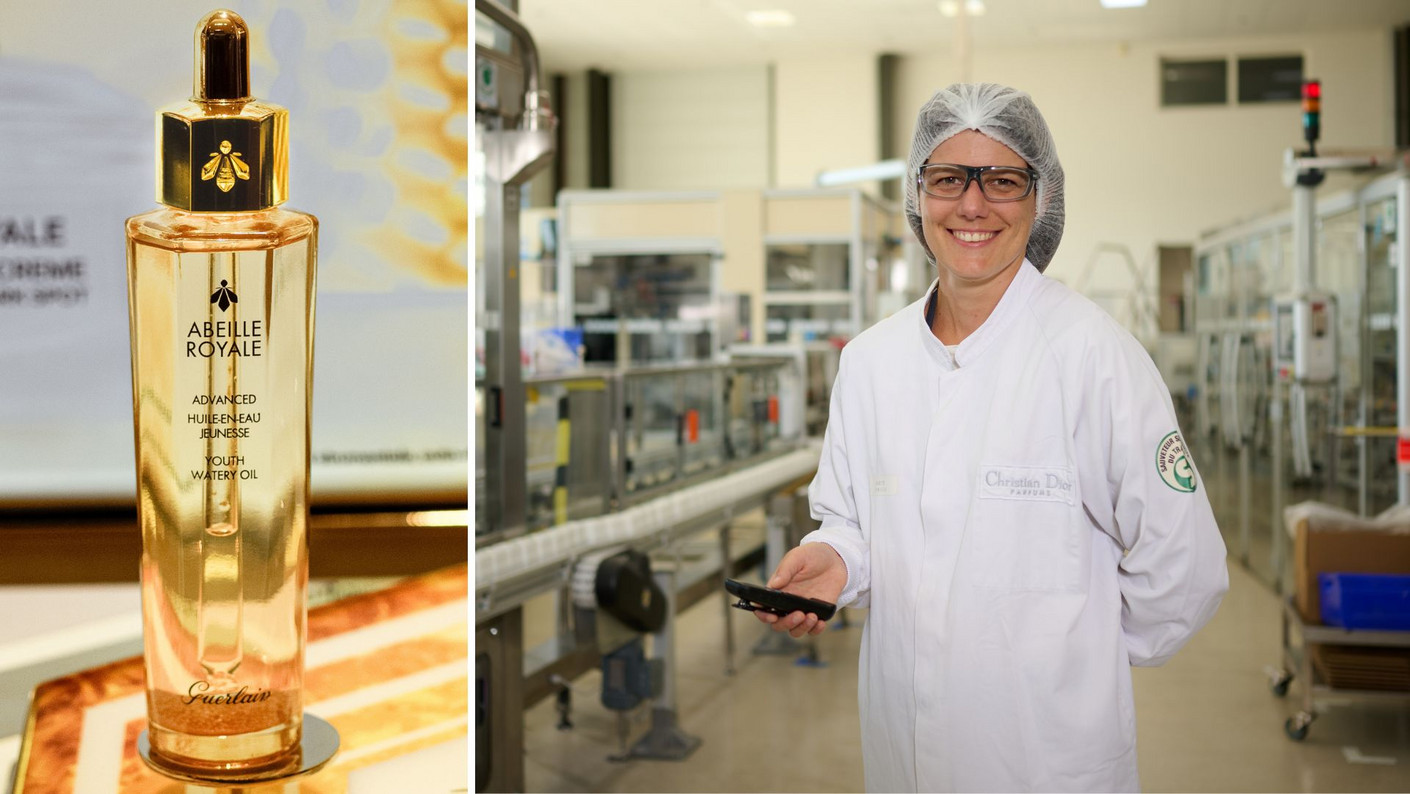 Flacon de parfum et technicienne en blouse dans un laboratoire de cosmétique