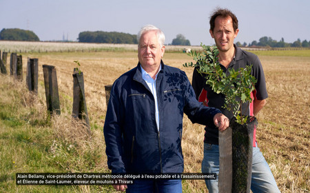 Alain Bellamy, vice-président de Chartres métropole délégué à l'eau potable et à l'assainissement, et Étienne de Saint-Laumer, éleveur de moutons à Thivars, près des arbres fraîchement plantés dans un champ