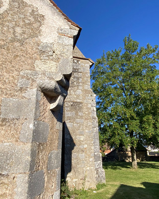 Ermenonville-la-Grande, c'est toute une histoire : Le petit porche couvert de l'église