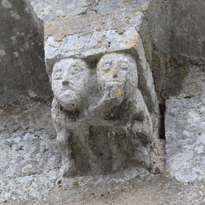 Fontenay-sur-Eure : curieux duos de sculptures enchevêtrés, où chacun tire le menton de l'église Saint-Séverin