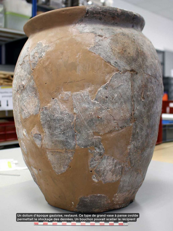 Un dolium d’époque gauloise, restauré. Ce type de grand vase à panse ovoïde permettait le stockage des denrées. Un bouchon pouvait sceller le récipient