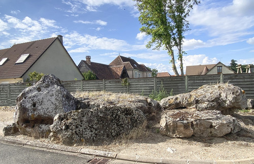 Le dolmen de la « Pierre qui Tourne » à Morancez