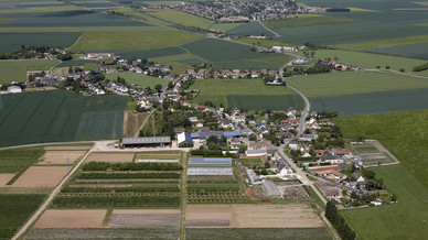 Une vue aérienne de la commune d'Amilly avec des champs.