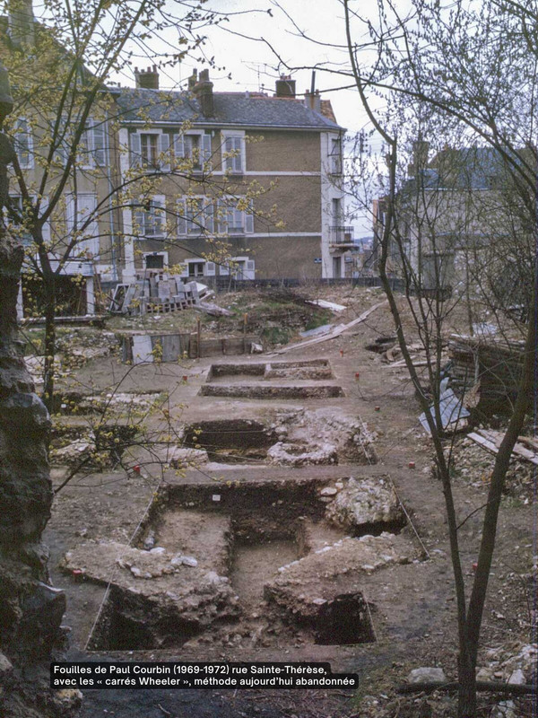 Fouilles de Paul Courbin (1969-1972) rue Sainte-Thérèse, avec les « carrés Wheeler », méthode aujourd’hui abandonnée