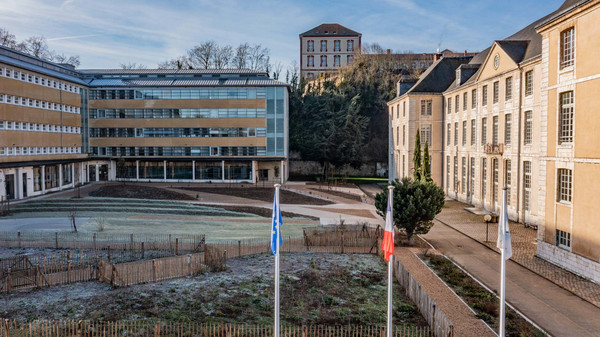 Vue extérieure du lycée Marceau Vue extérieure du lycée Marceau