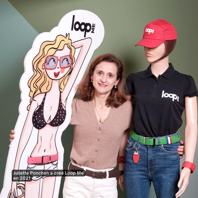 Juliette Ponchon, créatrice de Loop Me, entourée de deux silhouettes en carton