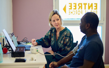 L'infirmière libérale Pamela Collin réalisant une téléconsultation assistée avec un patient