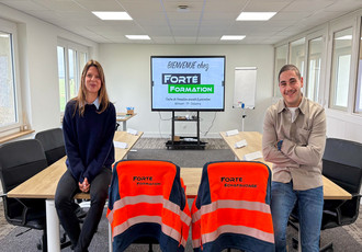 Laura Amaro et Idriss Forté, de Forté Formation, dans une salle de réunion