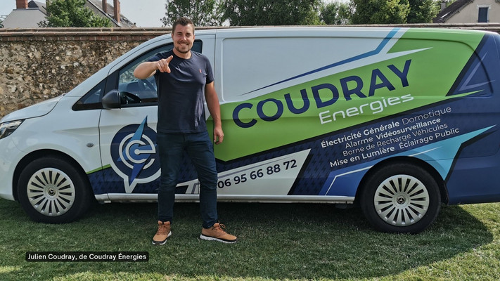 Julien Coudray, de Coudray Énergies, devant la camionette de son entreprise