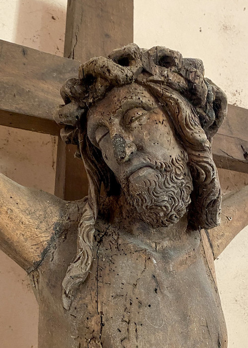 Statue d'un Christ en croix en bois à Nogent-sur-Eure