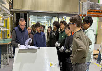 Des élèves qui visitent le site ASCO SAS du groupe Emerson dans le cadre du label Territoires d'industrie