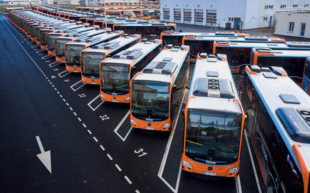 Vue aérienne de la flotte de bus C'Pégase