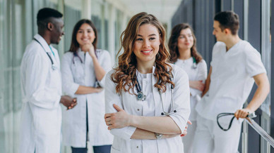 Groupe d'étudiants en médecine dans un couloir d'hôpital