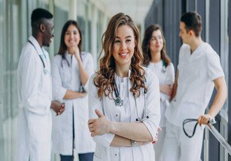 Groupe d'étudiants en médecine dans un couloir d'hôpital