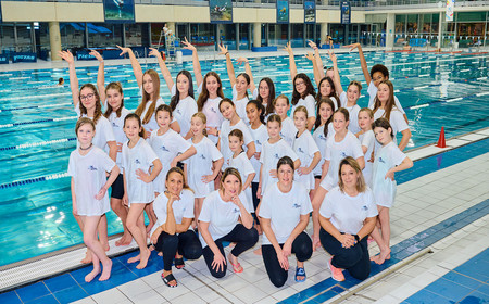Un groupe de jeunes adhérentes du C'CMNA et leurs coachs.