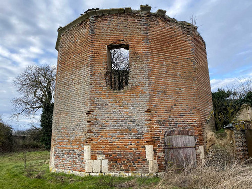 Le colombier de l'ancien château de Ollée, en briques rouges