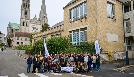 Les étudiants de l'Institut National de Tourisme INNTO Angers devant la Maison de la Cosmétique