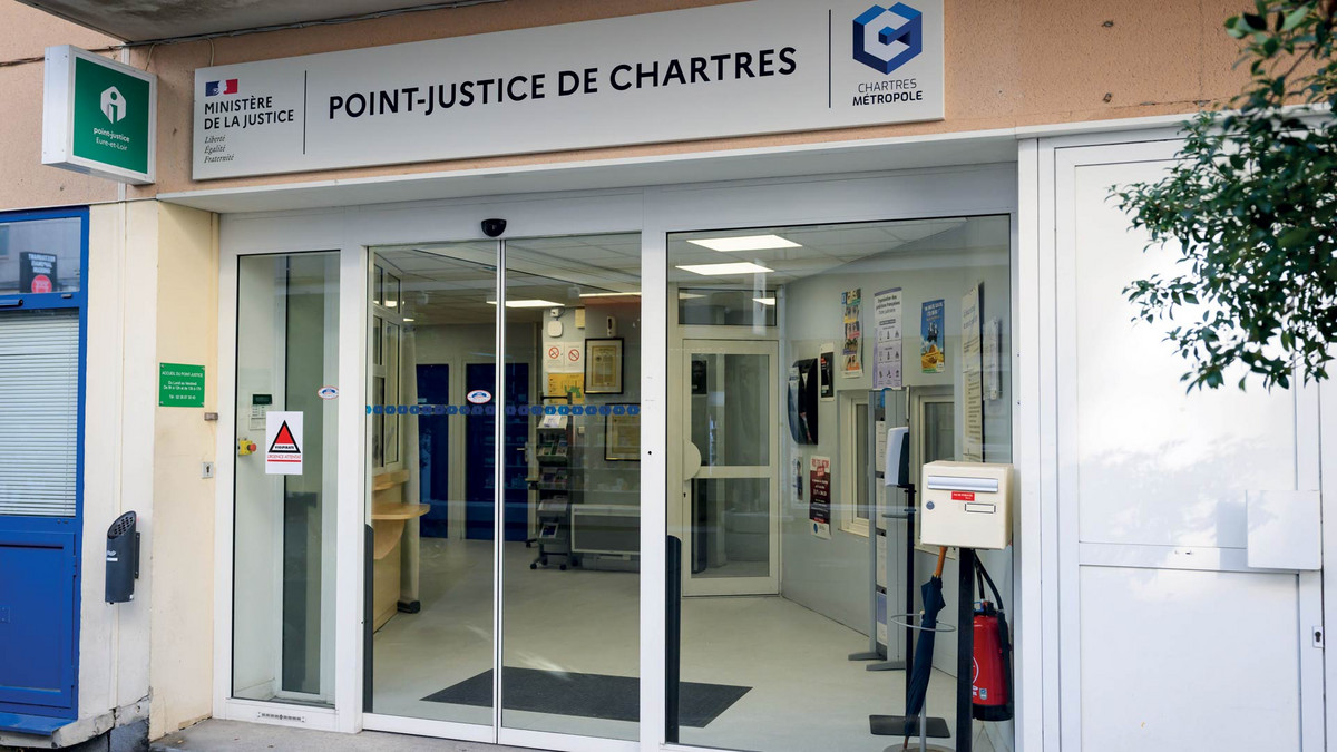 Entrée du Point-justice à Chartres