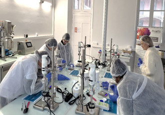 Une équipe travaille en laboratoire