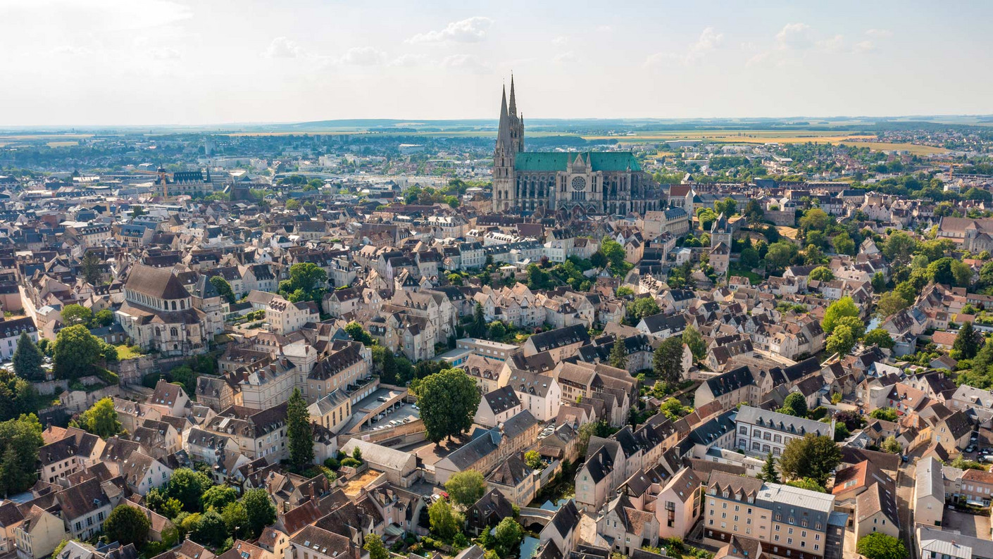 Vues de lieux touristiques de Chartres et Maintenon.