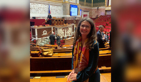 Isabelle Mesnard dans l'amphithéâtre de l'Assemblée nationale