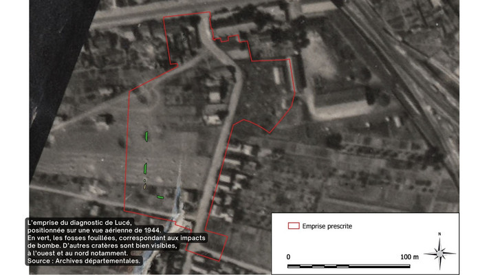 L’emprise du diagnostic de Lucé, positionnée sur une vue aérienne de 1944. En vert, les fosses fouillées, correspondant aux impacts de bombe. D’autres cratères sont bien visibles, à l’ouest et au nord notamment. Source : Archives départementales.