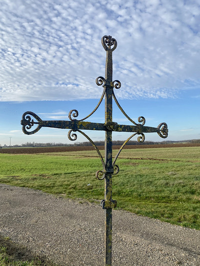 Vue d'une croix en fer forgée à Oinville-sous-Auneau.