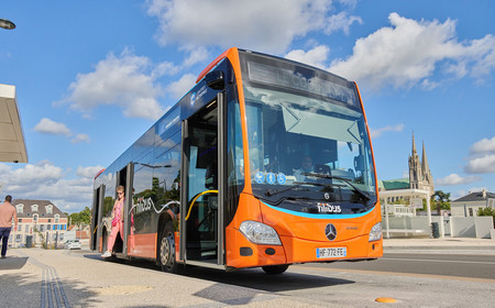 Vue du BHNS (bus à haut niveau de service) place Pierre Semard à Chartres