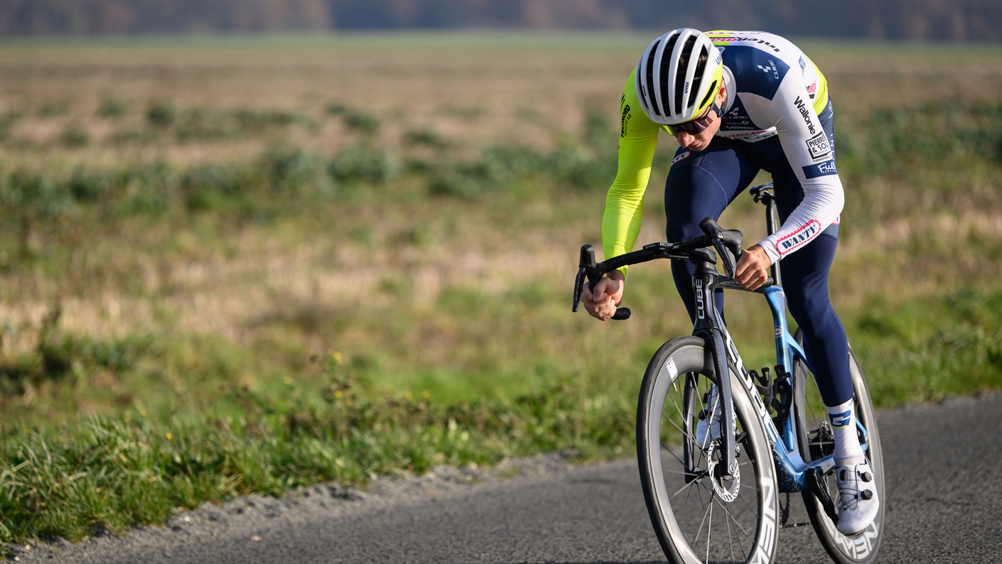 Hugo Page sur son vélo et en tenue de cycliste